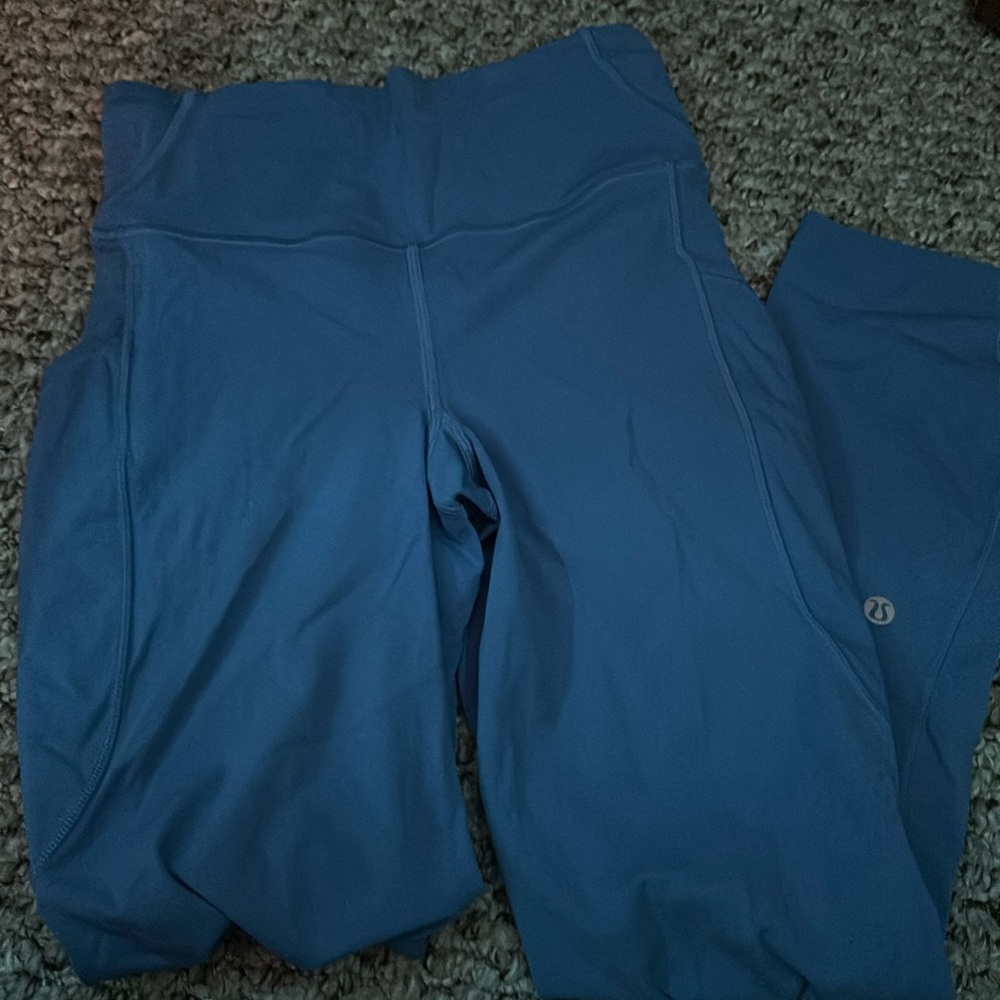 Lululemon women size 4 purple leggings with pockets